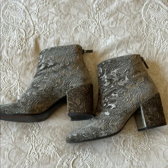 Stuart Weitzman Green Ankle Booties with Rounded Toe - Picture 4 of 14